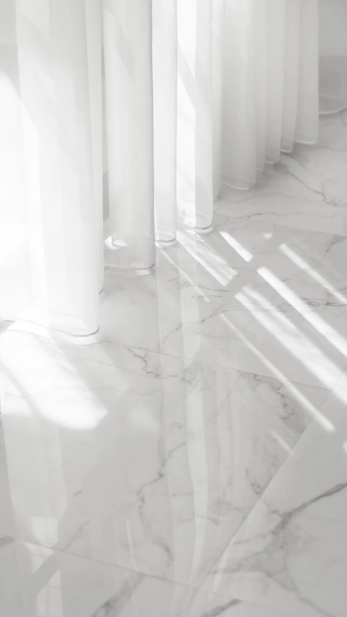Architektonischer Innenraum mit Fliesenboden und natürlichem Licht