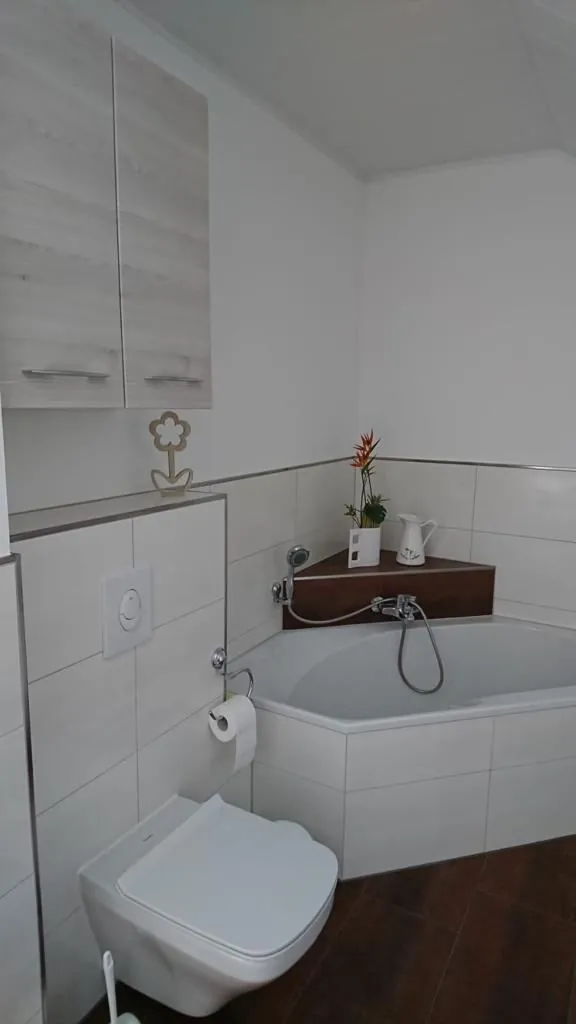 Badezimmer mit Eckwanne und Wandschrank – abgeschlossenes Projekt von Adel Fliesenlegerfachbetrieb