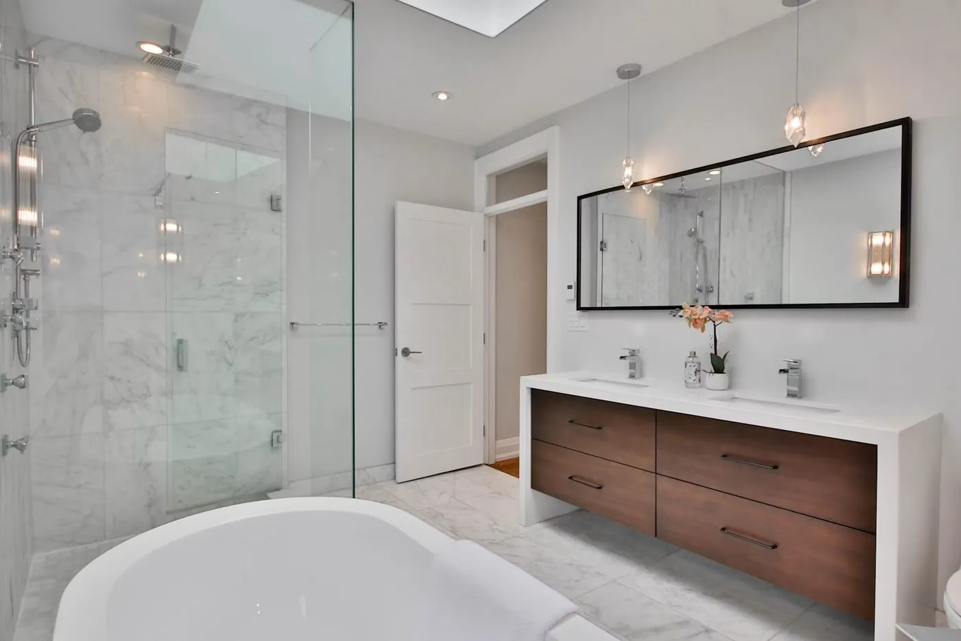 Modernes Badezimmer mit großformatigen Fliesen