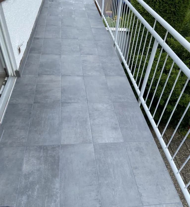 Balkon mit grauen Fliesen – abgeschlossenes Projekt von Adel Fliesenlegerfachbetrieb