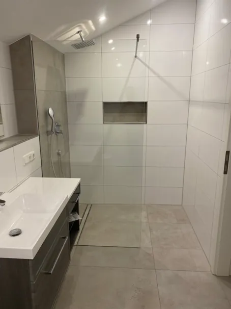 Begehbare Dusche mit Glaselement – Projekt von Adel Fliesenlegerfachbetrieb