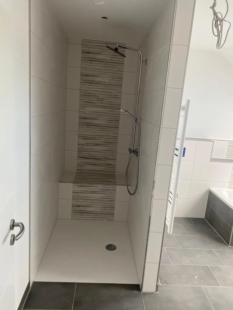 Begehbare Dusche mit Sitzbank – abgeschlossenes Projekt von Adel Fliesenlegerfachbetrieb
