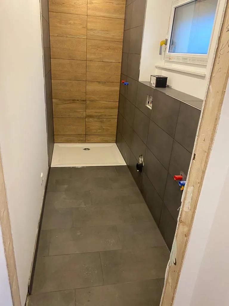 Bodenebene Dusche mit Holzoptik-Akzent – abgeschlossenes Projekt von Adel Fliesenlegerfachbetrieb