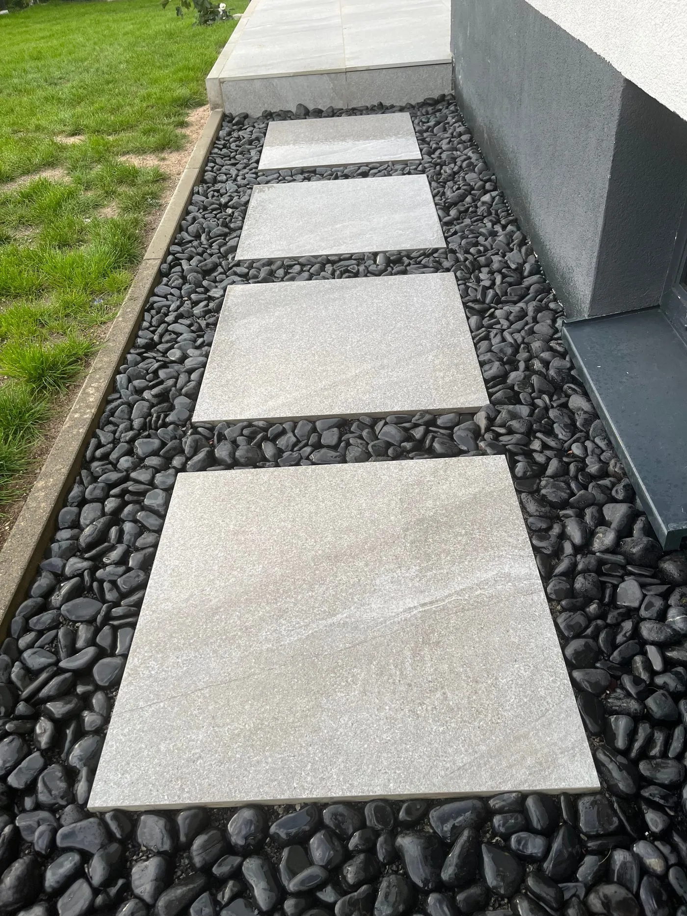Gartenweg mit großformatigen Trittplatten und Kiesbett – abgeschlossenes Projekt von Adel Fliesenlegerfachbetrieb