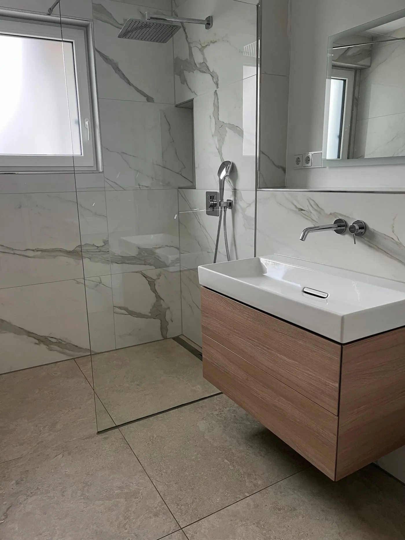 Badezimmer mit Marmoroptik-Fliesen und Waschtisch – abgeschlossenes Projekt von Adel Fliesenlegerfachbetrieb