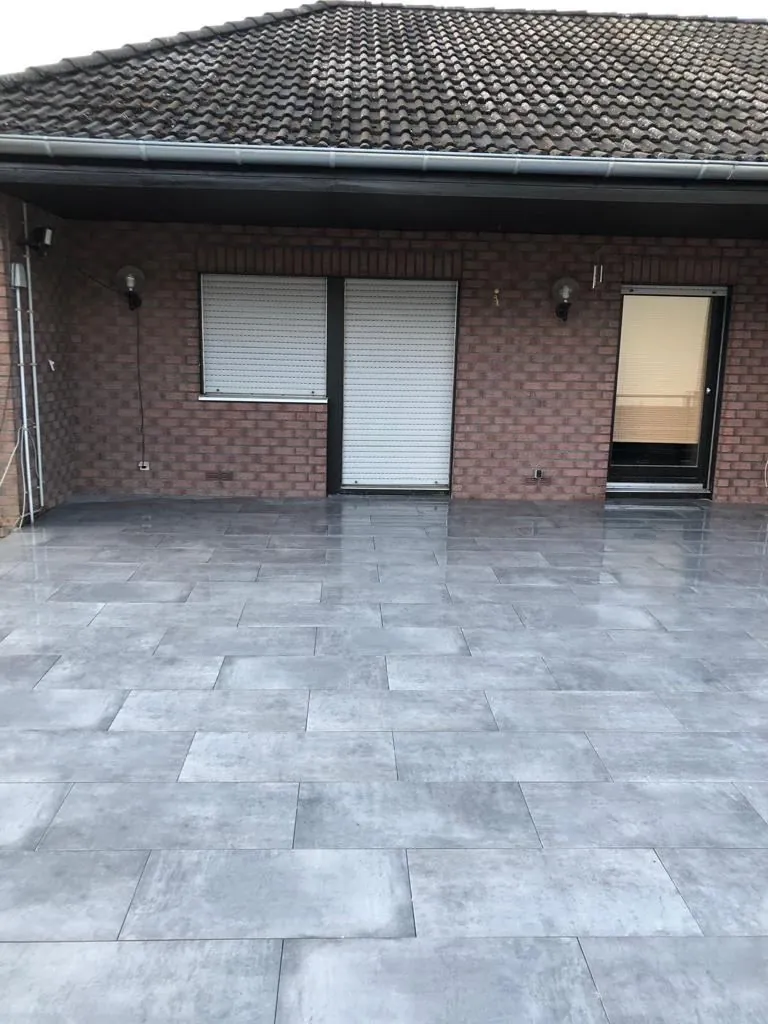 Fertig geflieste Terrasse an einem Wohnhaus – Projekt von Adel Fliesenlegerfachbetrieb