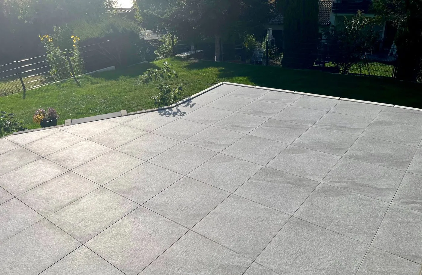 Großflächig geflieste Terrasse im Garten